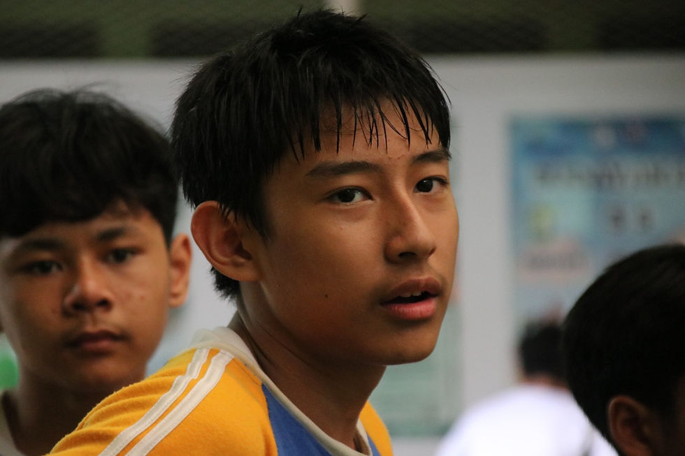 Salah satu murid laki-laki yang sedang berpartisipas