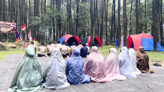 Pelaksanaan Sholat berjamaah di Perkemahaan Bantara SMAIA 33 Jatimakmur