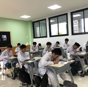 Murid menyusun hasil kegiatan Creative Literacy
