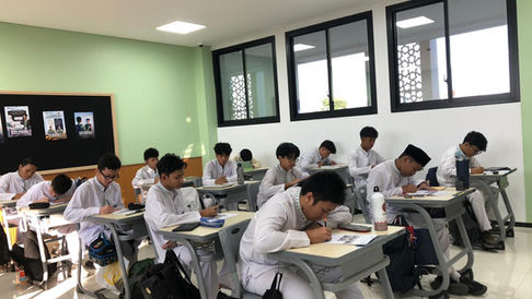 Murid menyusun hasil kegiatan Creative Literacy