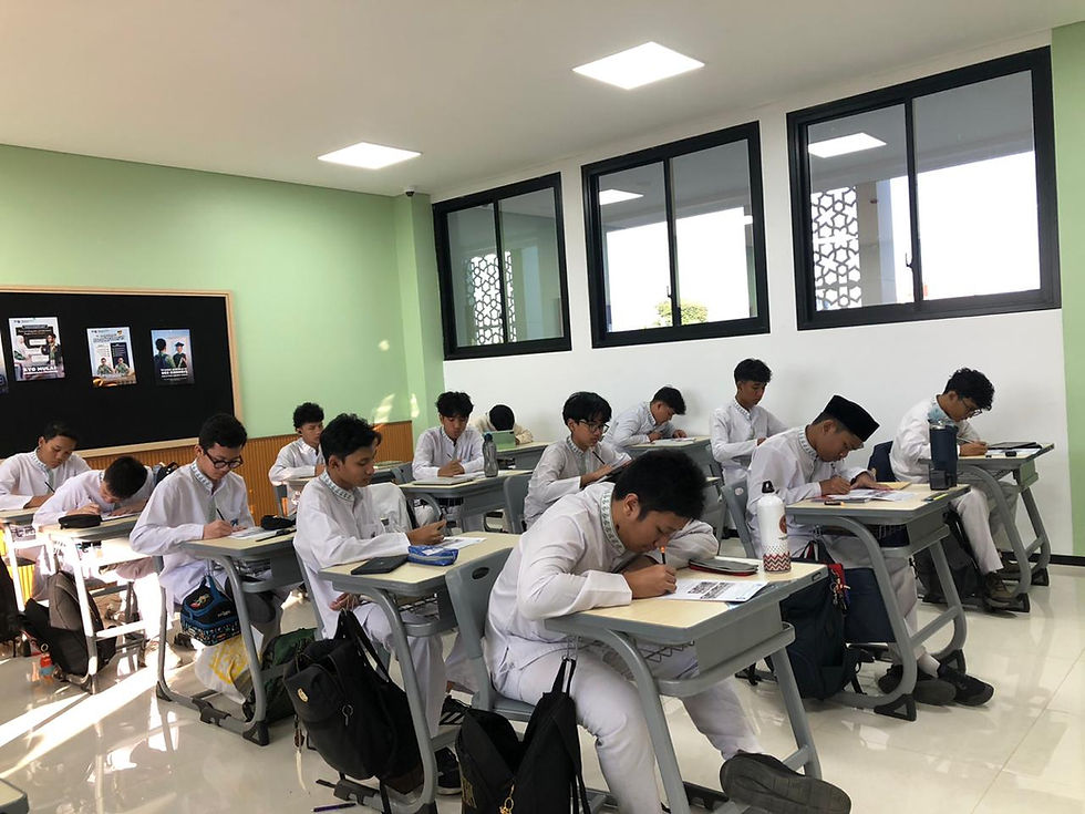 Murid menyusun hasil kegiatan Creative Literacy