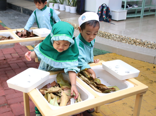 Serunya Belajar Sambil Bermain di Playgroup Sakinah: Aktivitas Kreatif seperti Sensory Table dan Mewarnai Kaos Kaki yang Stimulasi Tumbuh Kembang Anak!!