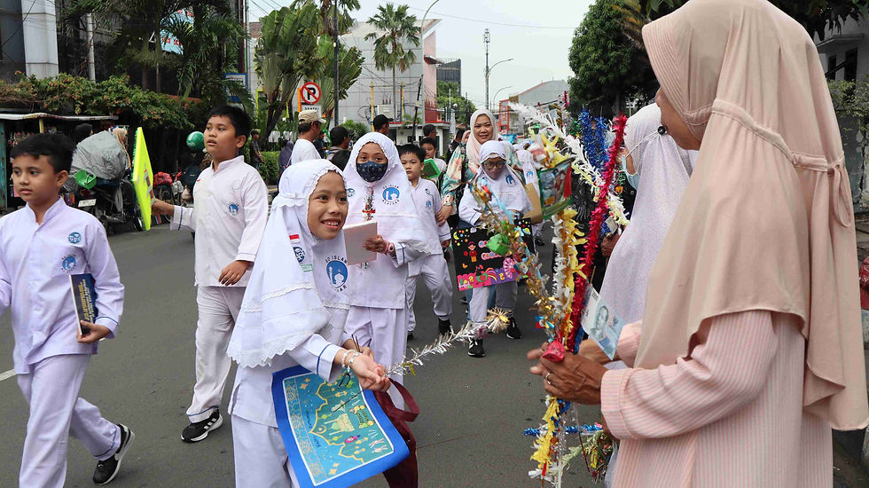 Seorang murid SD sedang berbagi dengan masyarakat sekitar
