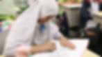 Seorang murid sedang menggambar bunga