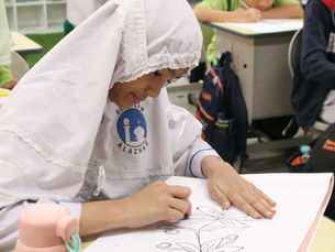 Melatih Ketelitian dan Kreativitas Murid Melalui Kegiatan Menggambar Flora di SD Islam Al Azhar 13 Rawamangun