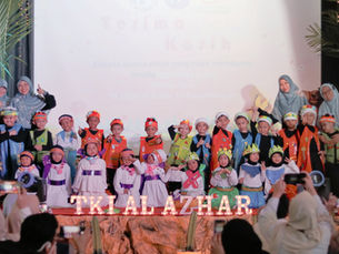 Foto bersama pentas seni tk islam al azhar 13 rawamangun