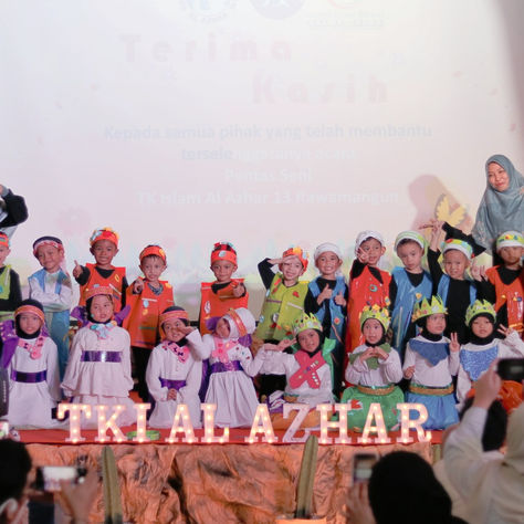 Foto bersama pentas seni tk islam al azhar 13 rawamangun