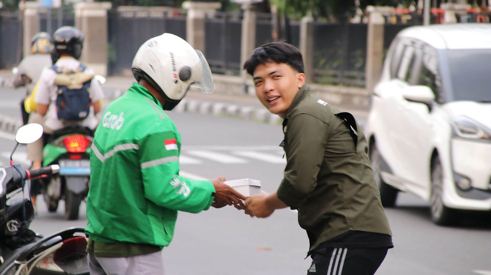 Salah satu warga asrama yang ikut andil dalam pembagian