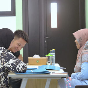 Murid dan Orang tua berkonsultasi dengan guru