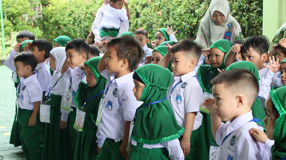 Para murid berbaris sebelum kegiatan dimulai