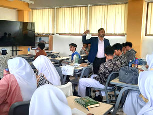 Learn English with a Native Speaker: Meningkatkan Kemampuan Bahasa Inggris di SMA Islam Al Azhar 33 Jatimakmur