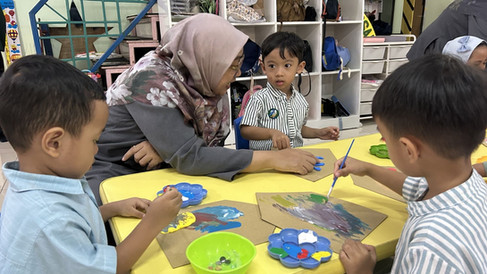 Ibu guru sedang mengajari anak Murid nya