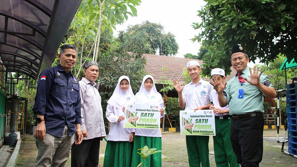 Foto bersama dengan para murid lainnya