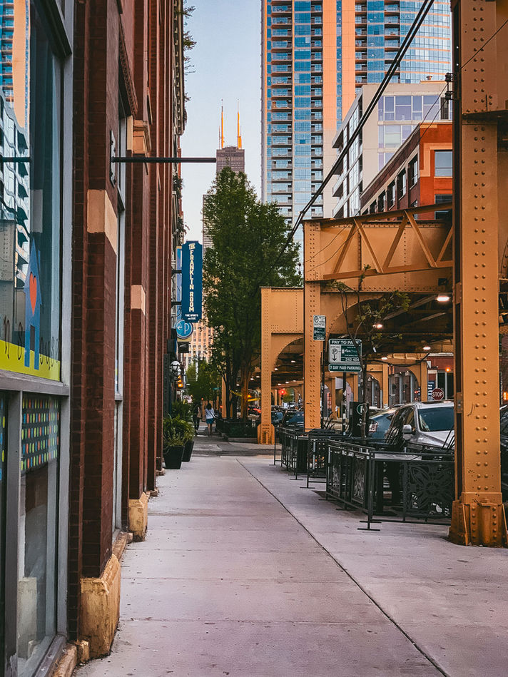 Franklin street sidewalk in Chicago with Willis Tower in the distance