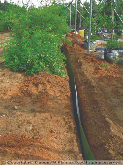 Posa del Plantex Rootbarrier lungo un muretto di contenimento