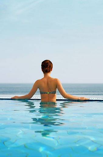 femme qui regarde l'horizon dans une piscine Monsieur Piscine