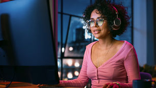 Mulheres na TI: cursos e vagas exclusivas para elas