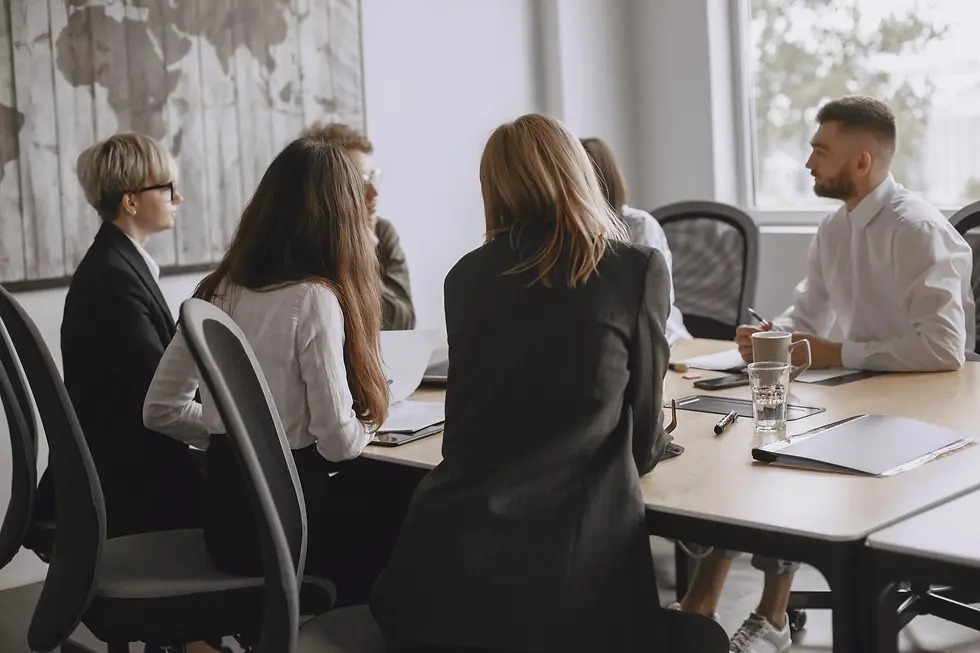 Équipe RH et direction en réunion de travail autour de la gestion des compétences