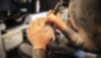 Homme appliquant une micropigmentation capillaire sur une tête chauve