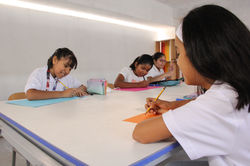 alumnas escribiendo
