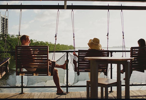 viajeros relajados en sillas