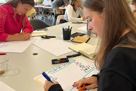 deelnemers tekenen een template tijdens een training visuele werkvormen