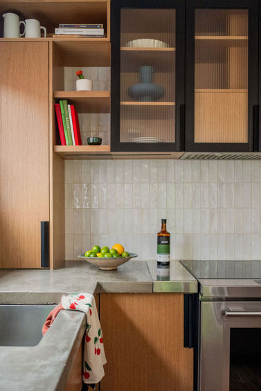 Cuisine lumineuse et écoresponsable à Montréal, alliant mobilier local, verdure et design durable.