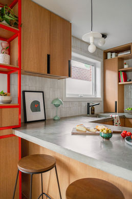 Cuisine lumineuse et écoresponsable à Montréal, alliant mobilier local, verdure et design durable.