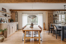 Cuisine et salle à manger ouvertes conçues par AUB&CO Intérieurs, où matériaux nobles, lumière naturelle et mobilier sur mesure créent un espace chaleureux, durable et pensé pour le quotidien.
