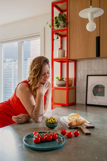 Cuisine lumineuse et écoresponsable à Montréal, alliant mobilier local, verdure et design durable.