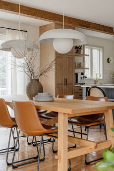 Cuisine et salle à manger conçues par AUB&CO Intérieurs, où matériaux naturels, mobilier durable et lumière créent un espace chaleureux pensé pour le quotidien.