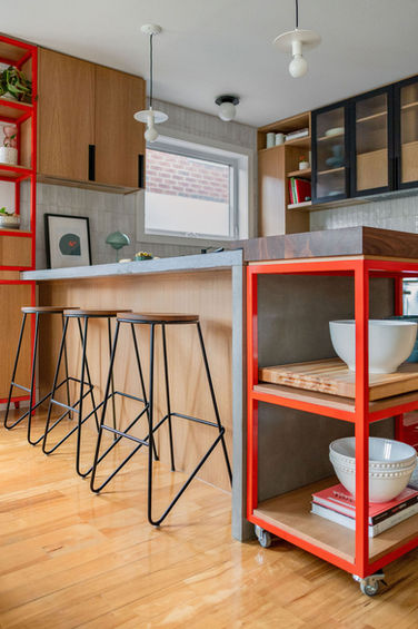 Cuisine lumineuse et écoresponsable à Montréal, alliant mobilier local, verdure et design durable.