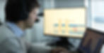 Ingeniero frente a pantalla de AWS