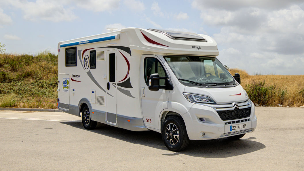 autocaravana perfilada con camas gemelas