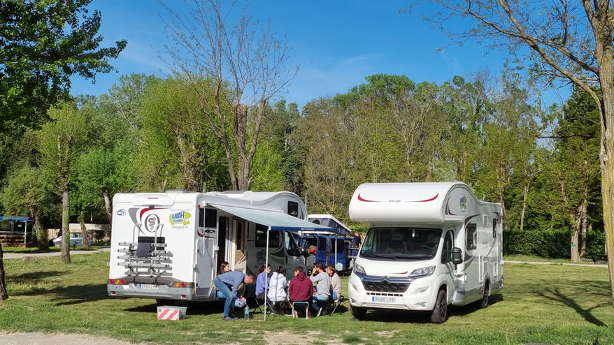 familia en autocaravanas en camping
