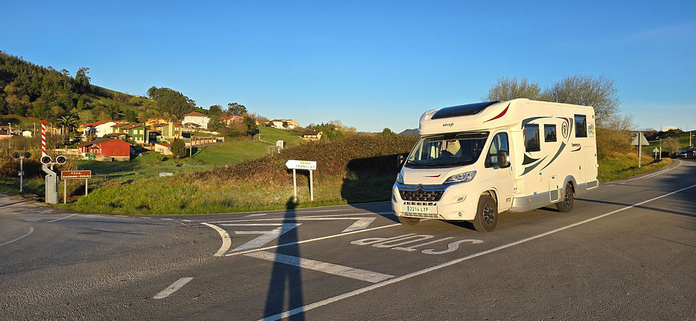 Autocaravana en carretera, símbolo de libertad para explorar Europa sin rutas cerradas.