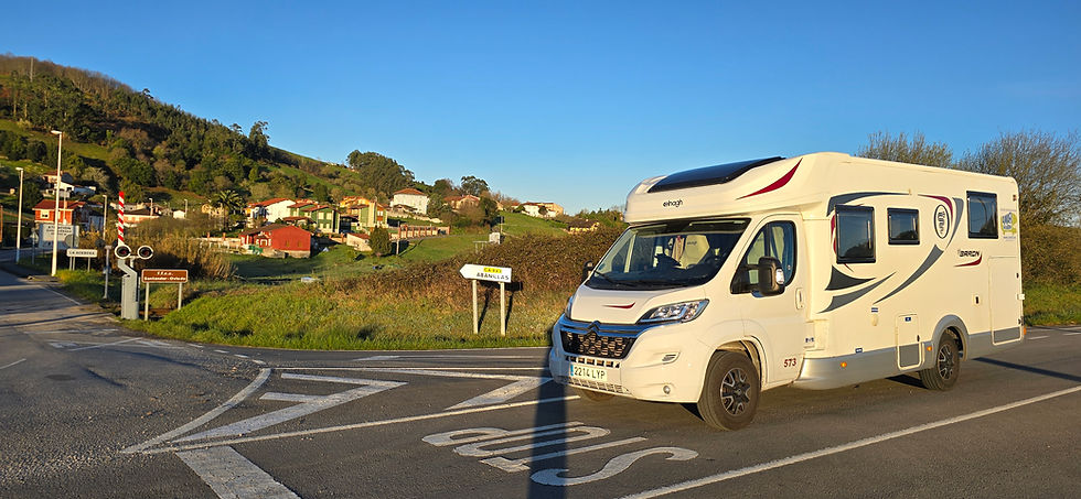 Autocaravana en ruta y escena de viaje, inspiración para planificar paradas y destinos