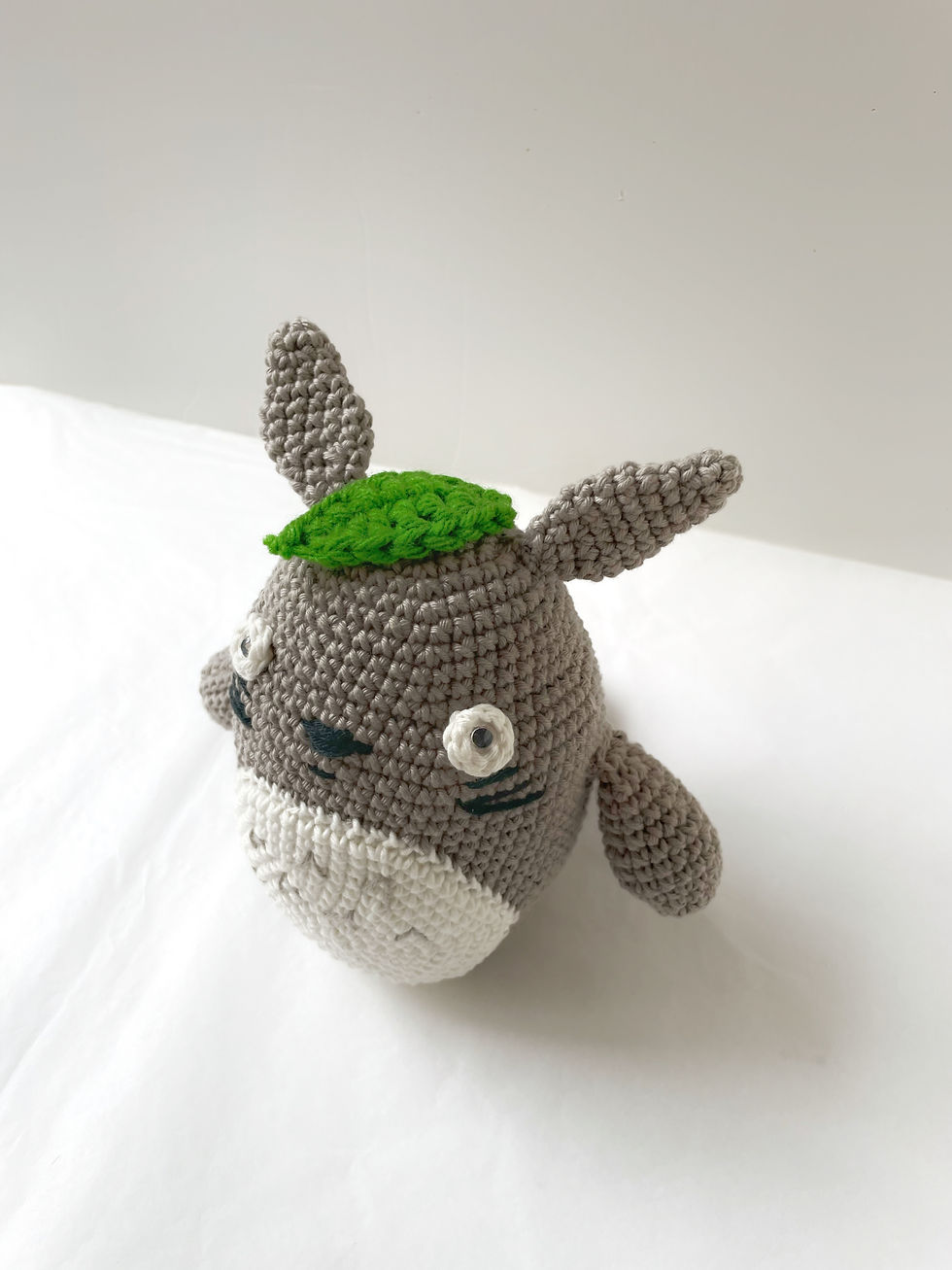 Miniatura: Totoro amigurumi tejido a crochet vista de costado