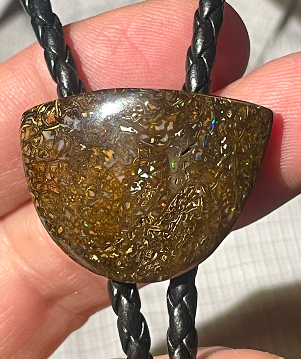 Bolo-Tie mit Matrix-Opal-Schließe