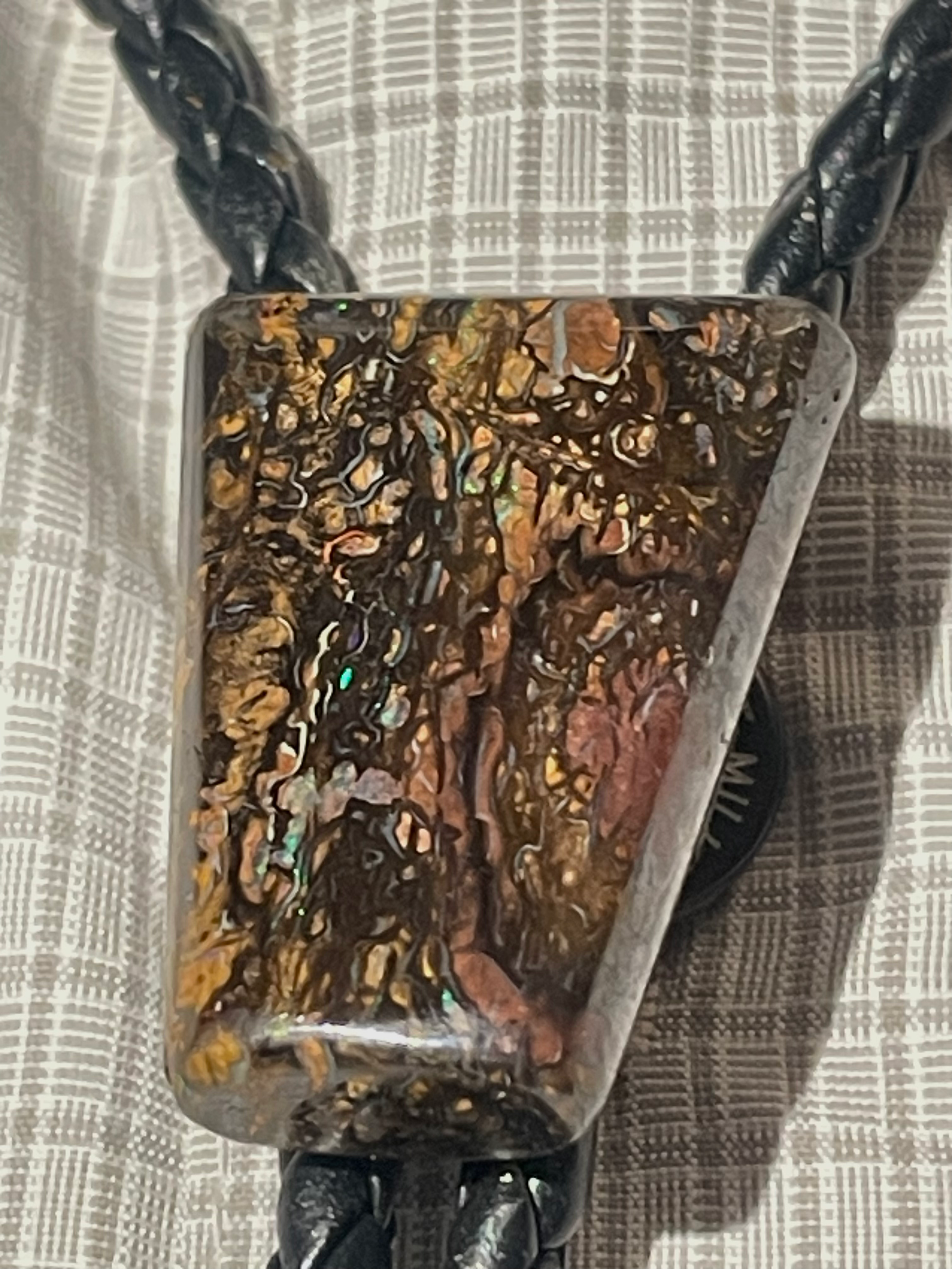Bolo-Tie mit Matrix-Opal-Schließe