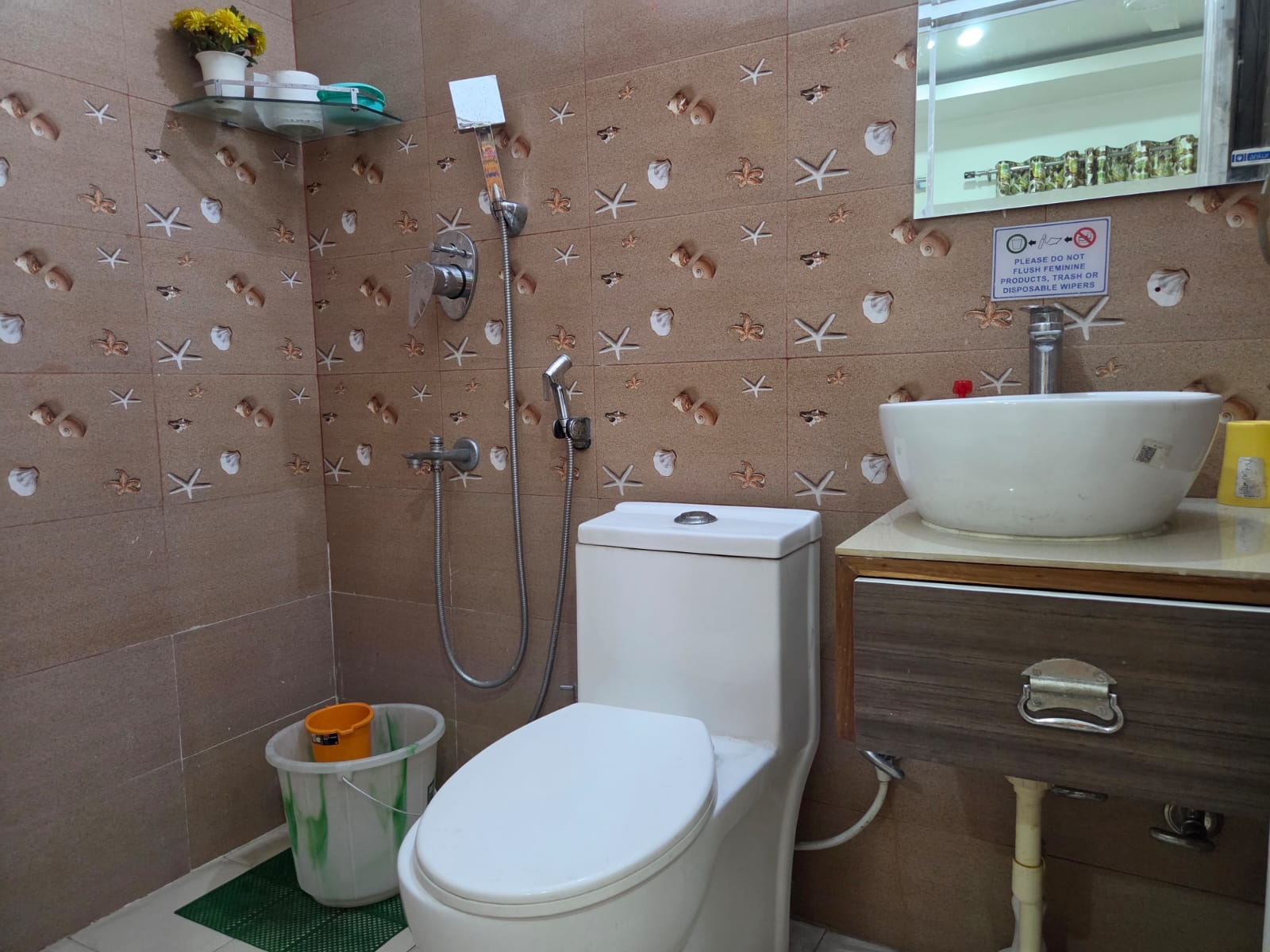 W3 – The Mustard Room private en-suite bathroom with shower, toilet and wash basin