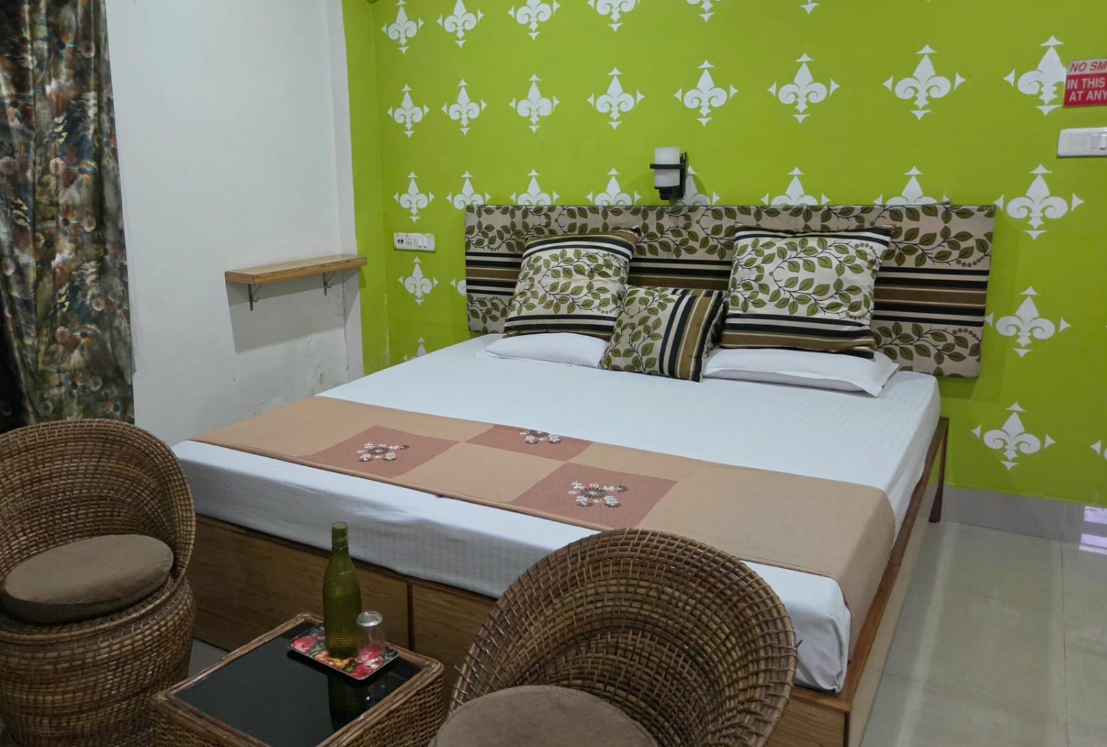 F1 – The Olive Room family room bedroom