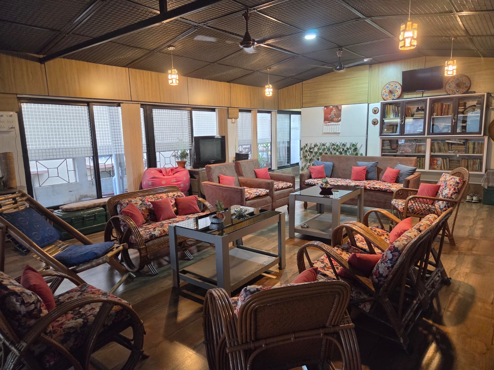 Guest lounge with seating at 172 LBS