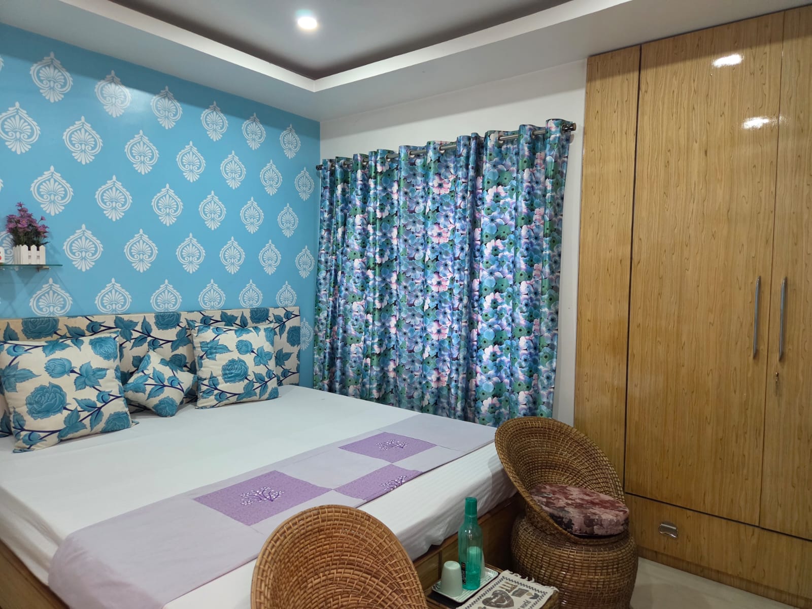 E2 — The Aqua Room, double-occupancy bedroom