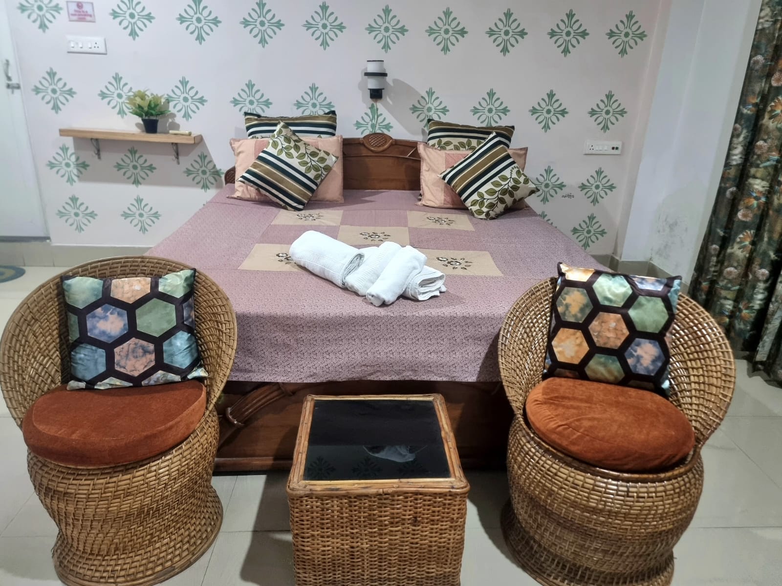F2 – The Beige Room family room bedroom