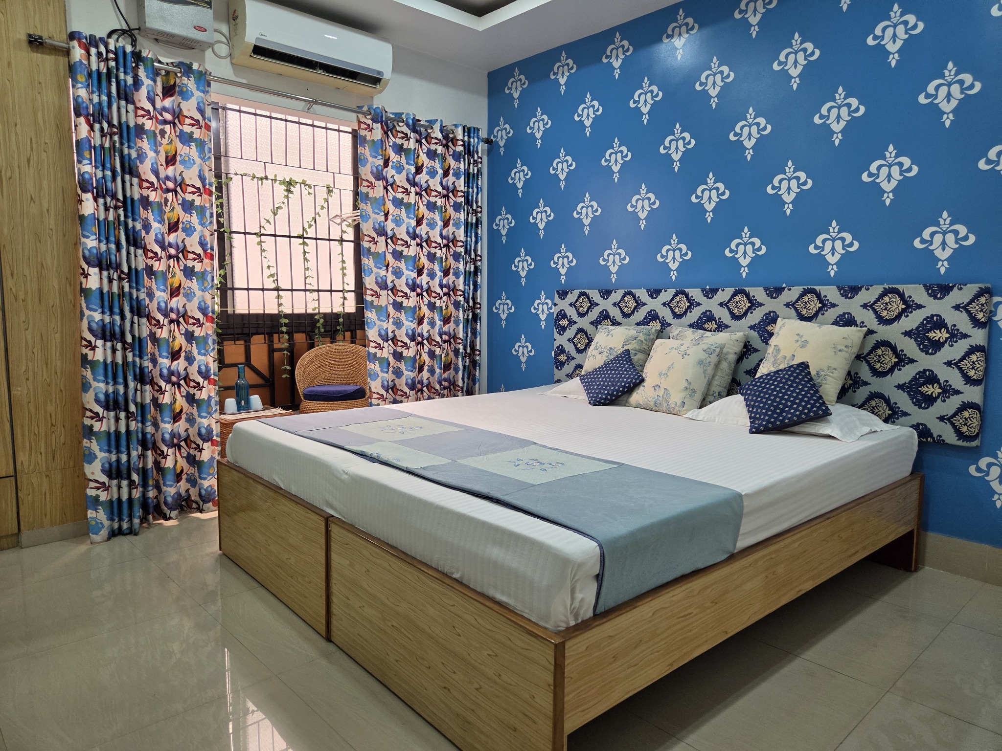 E1 — The Blue Room, double-occupancy bedroom