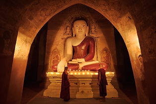 Novice Monks allumant des bougies