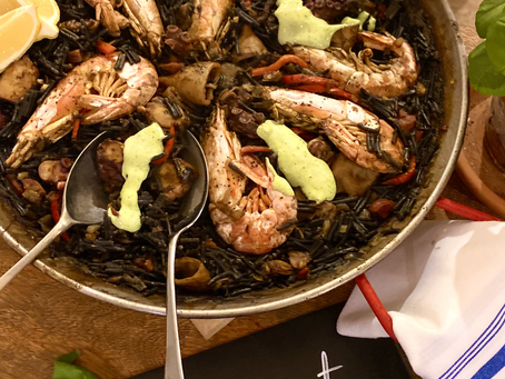 Fideuá Negra with allioli verde.