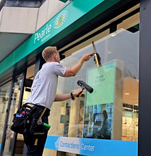 Chantier de nettoyage de vitres - Pearle Opticien