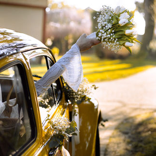 Bouquet de tulipes sortant de la voiture